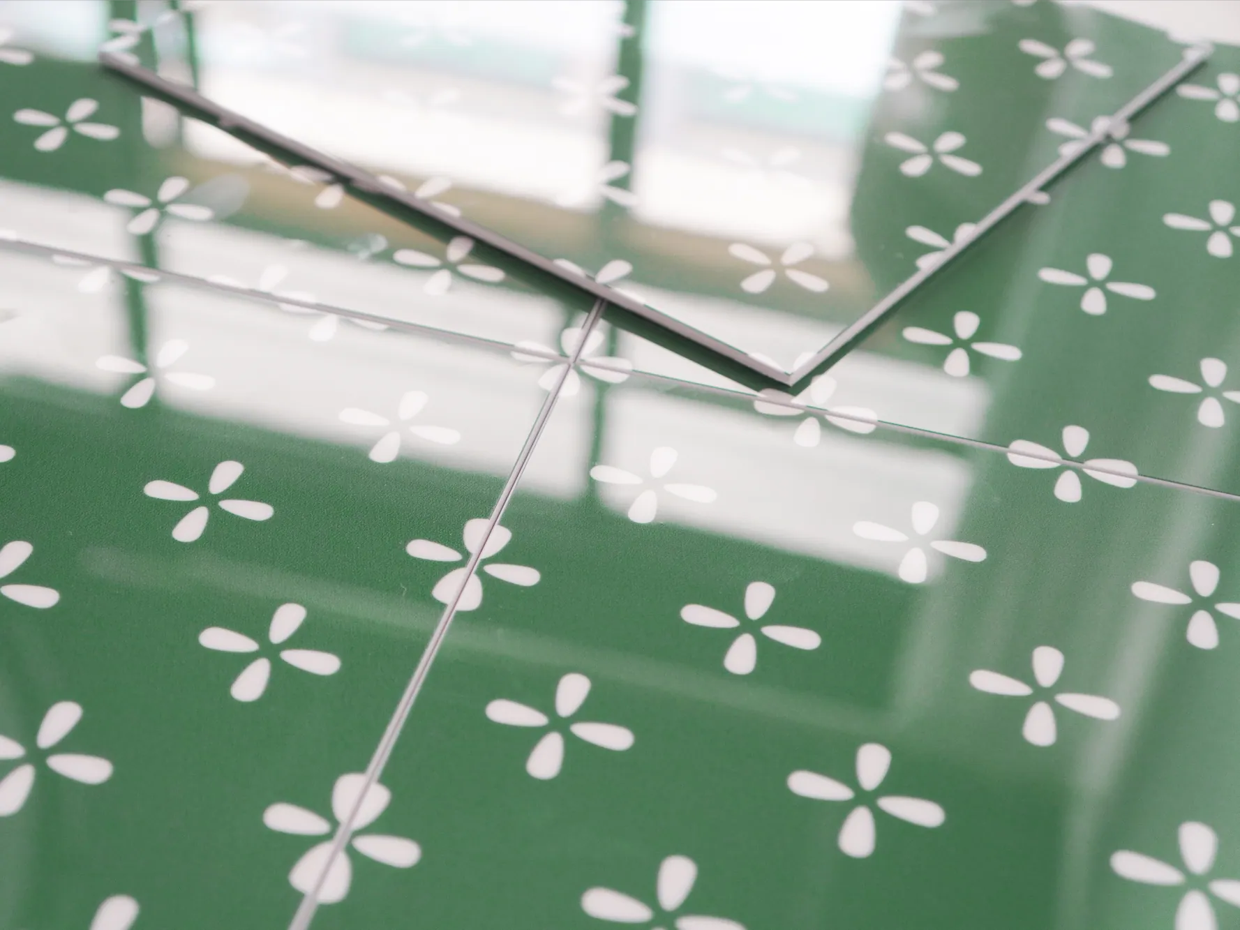 Crédence autocollante à motif de pois verts brillants COLAMO