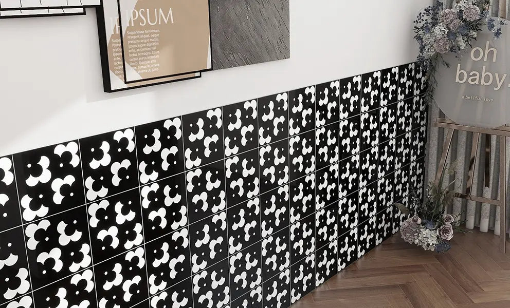 Carrelage graphique autocollant noir brillant COLAMO, imperméable, à décoller et à coller