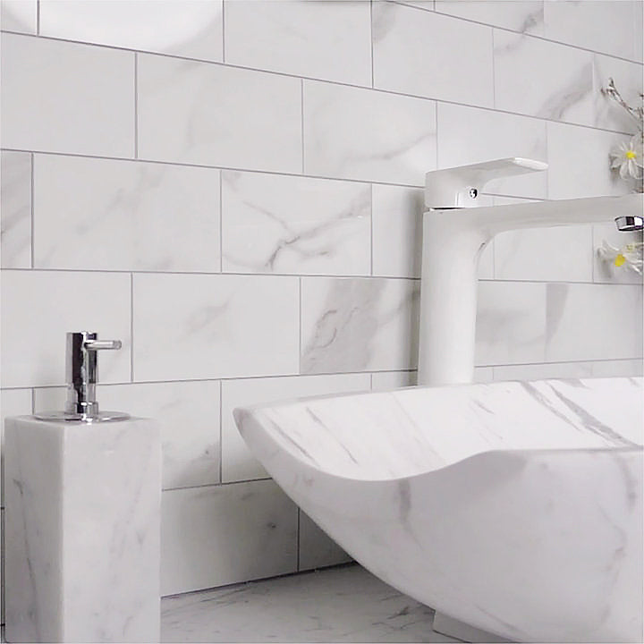 COLAMO Carrara Marble Blanc Dosseret Autocollant Aspect Carrelage Métro pour Cuisine Salle de Bain Salle à Manger