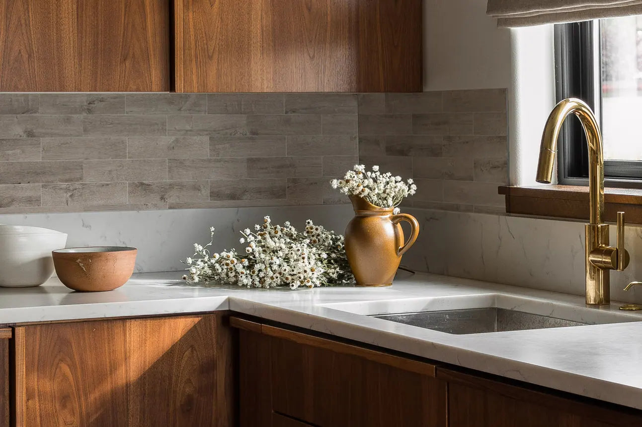 Carreaux COLAMO effet bois vieilli chêne gris brume, imperméables, épais et rigides, à décoller et à coller