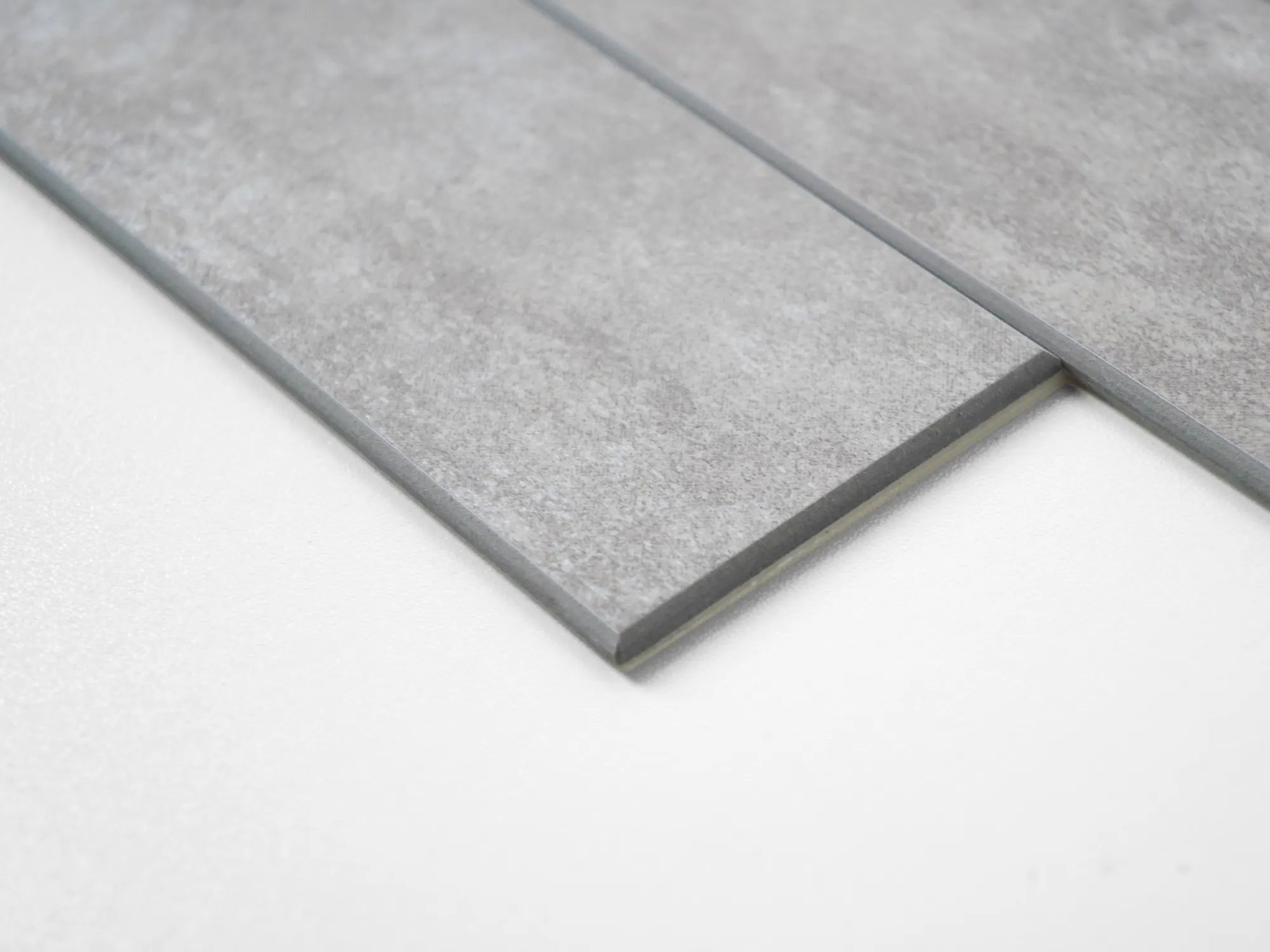 Crédence autocollante en carreaux de métro allongés COLAMO, gris argenté