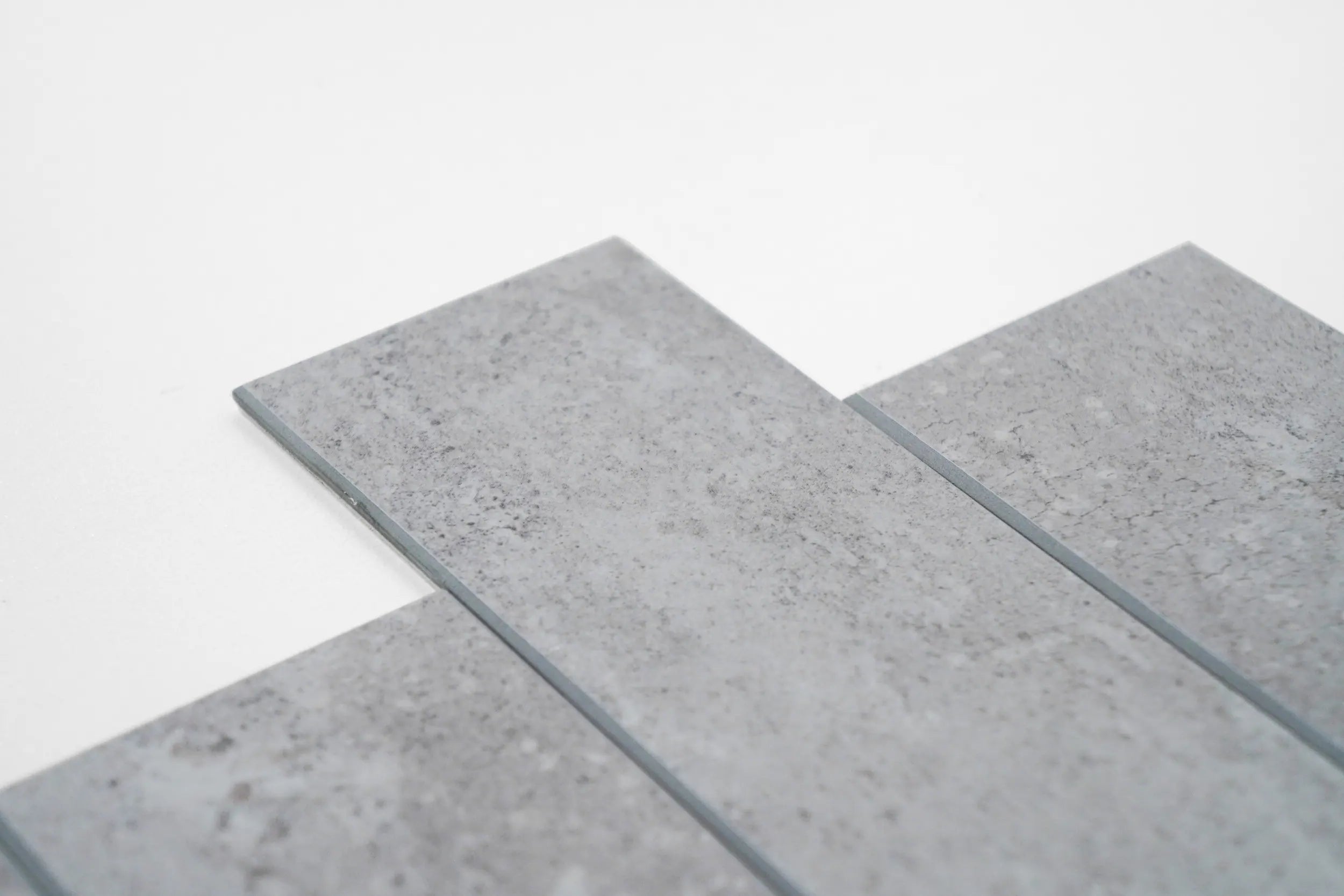 Crédence autocollante en carreaux de métro allongés COLAMO, gris clair