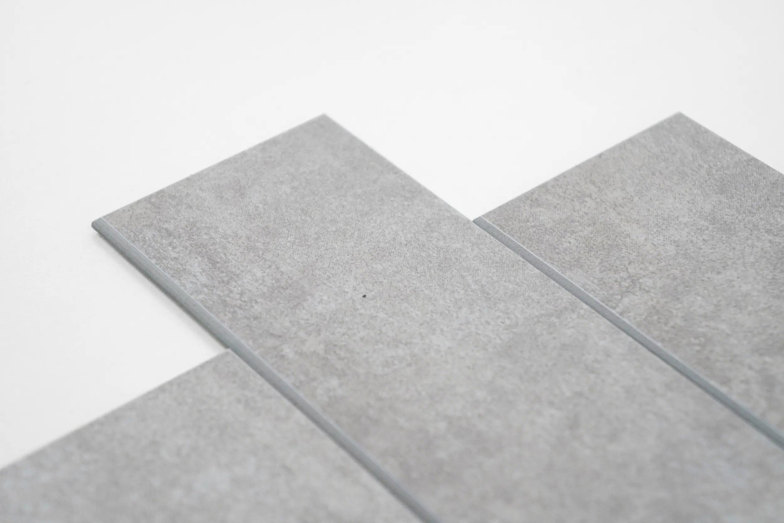 Crédence autocollante en carreaux de métro allongés COLAMO, gris argenté