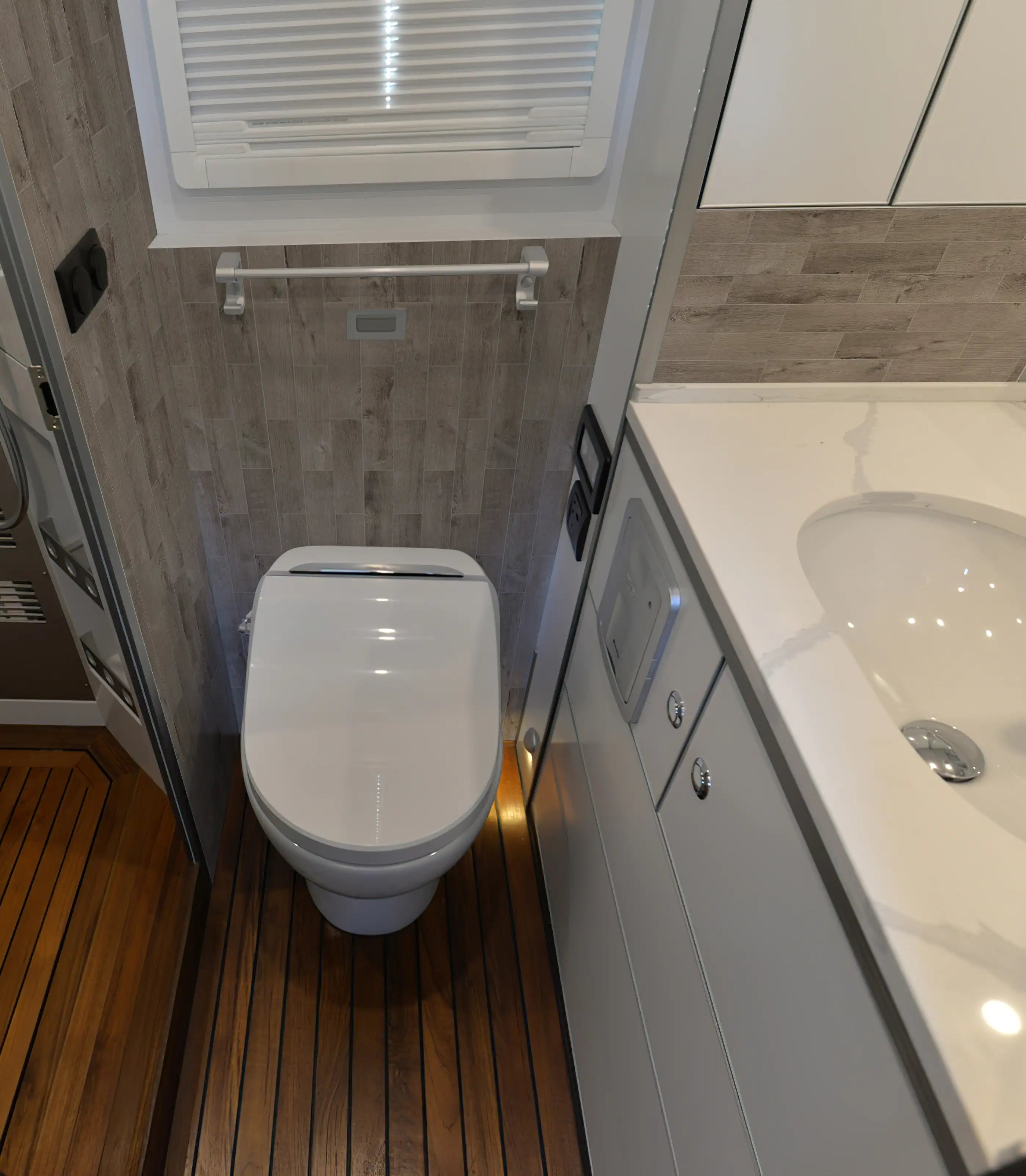 Carreaux COLAMO effet bois vieilli chêne gris brume, imperméables, épais et rigides, à décoller et à coller 