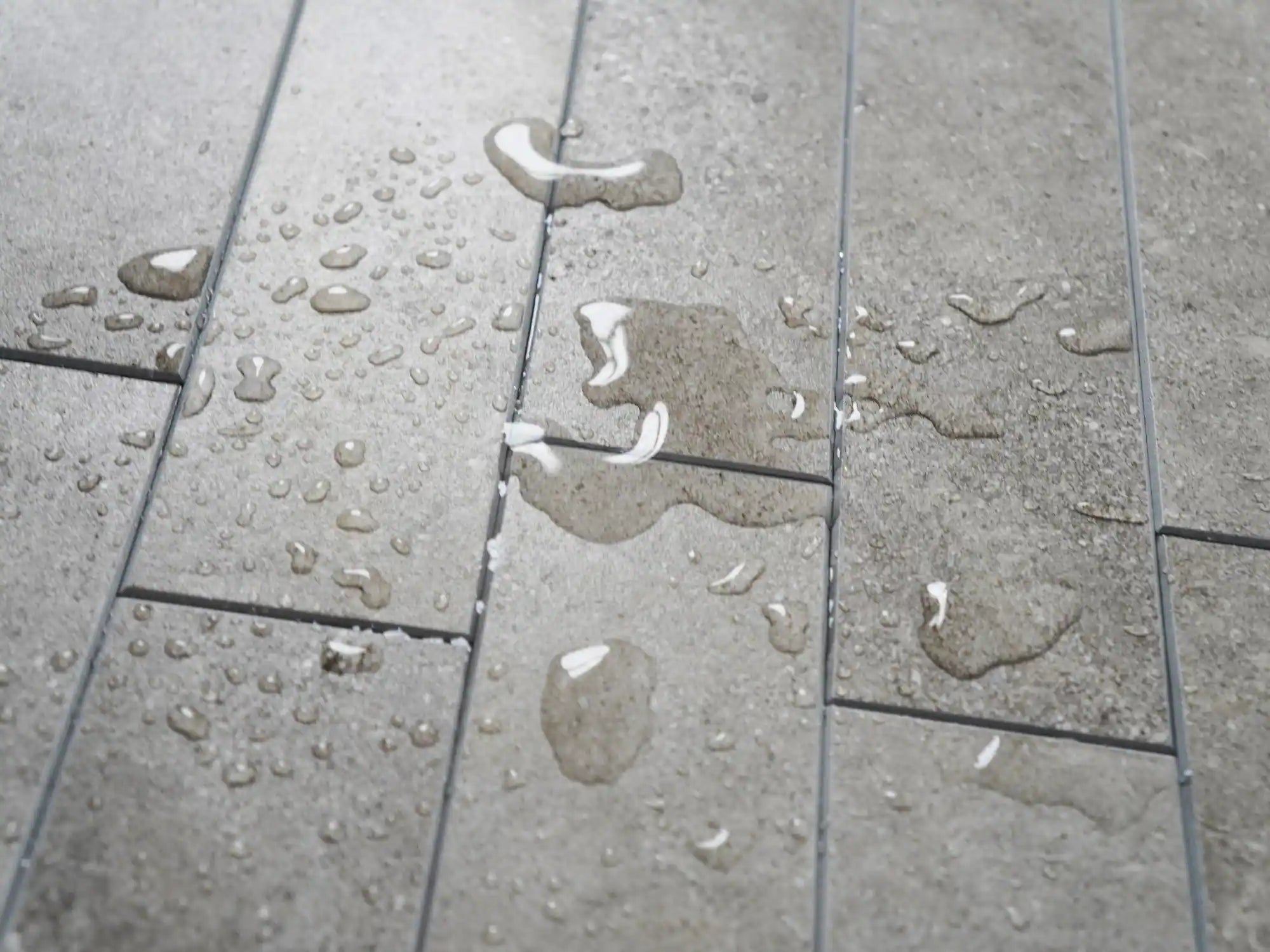 Crédence autocollante en carreaux de métro allongés COLAMO, gris roche 